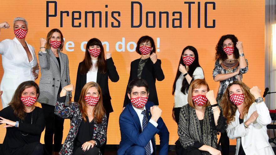 Foto de família dels Premis DonaTIC 2020 amb el conseller Puigneró