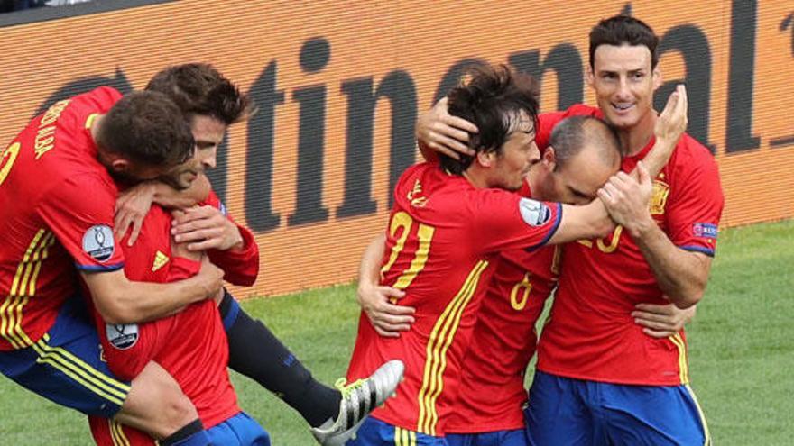 Los jugadores de La Roja celebran el gol de Piqué.