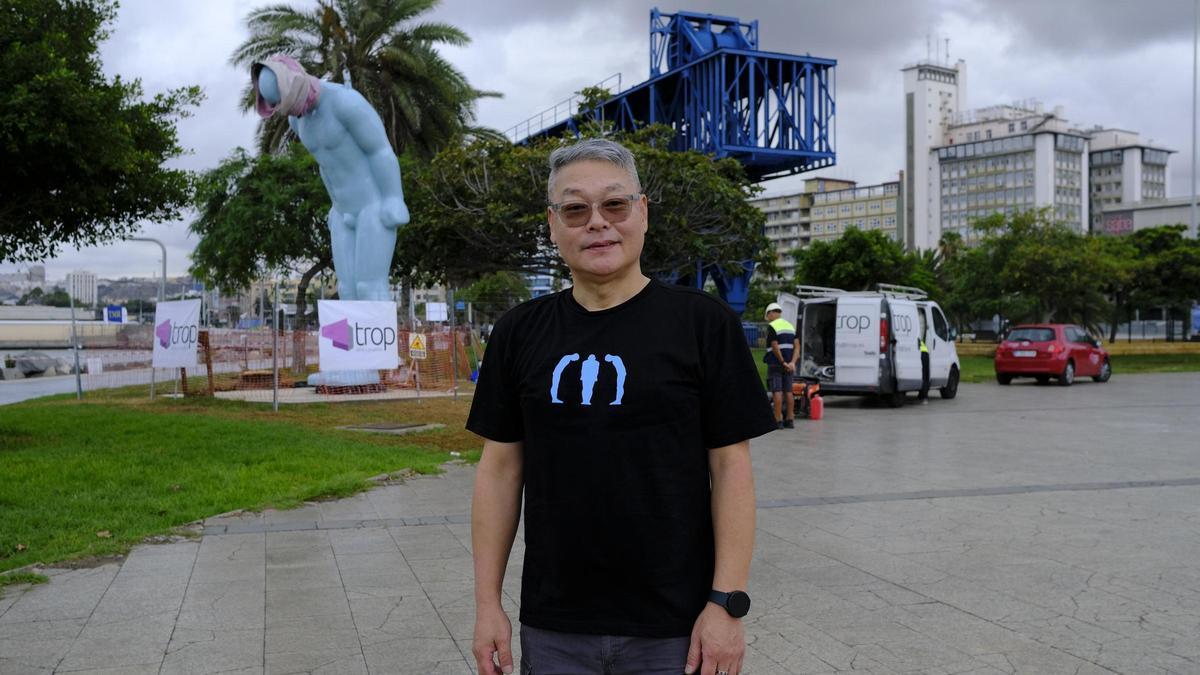 El escultor Yoo Young-ho delante de su obra 'Greetingman'.