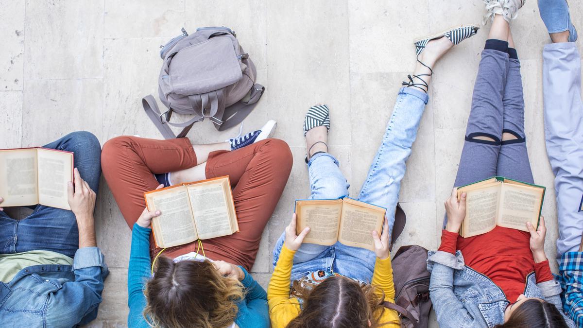 Cinco libros para adolescentes que enganchan desde la primera página y serán un 'best seller' este 2024