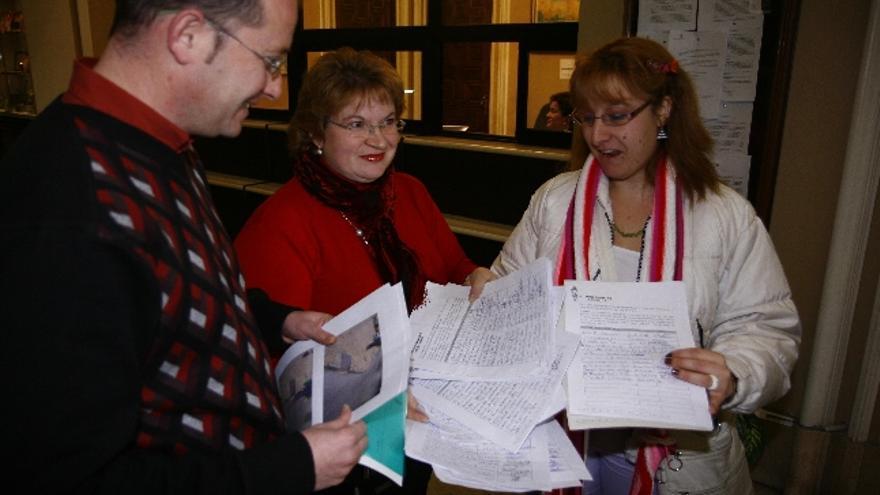 Madres del Riomanzanas, con el presidente de la Asociación de San José Obrero, antes de registrar las firmas en el Consistorio