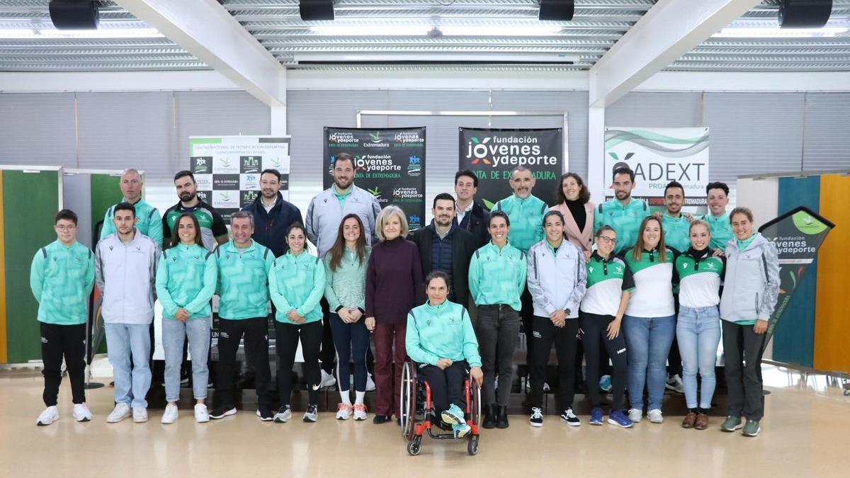 Reunión de deportistas de Extremadura con la consejera Victoria Bazaga organizada por la FJyD en el marco de las actividades de OADEXT-PROAD.