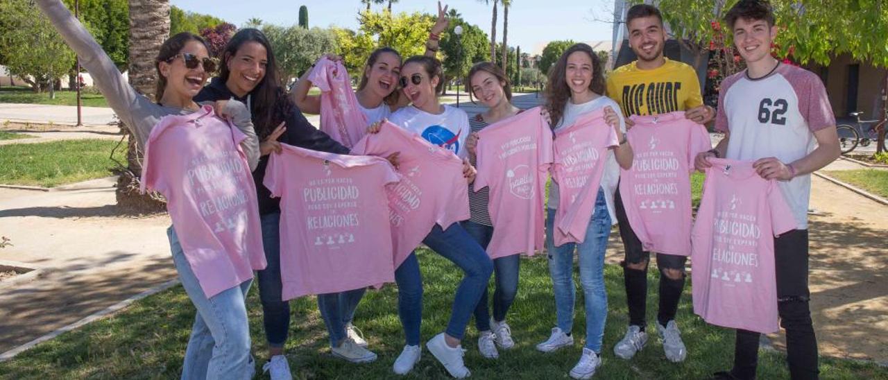 Estudiantes de 1º de Publicidad y Relaciones Públicas, con su camiseta inclusiva