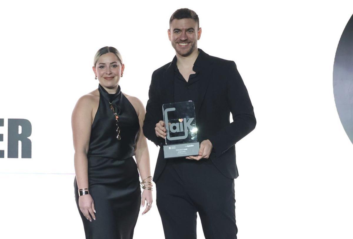 Álvaro Storm recoge el premio de manos de Marta Marín, product manager de Juver.