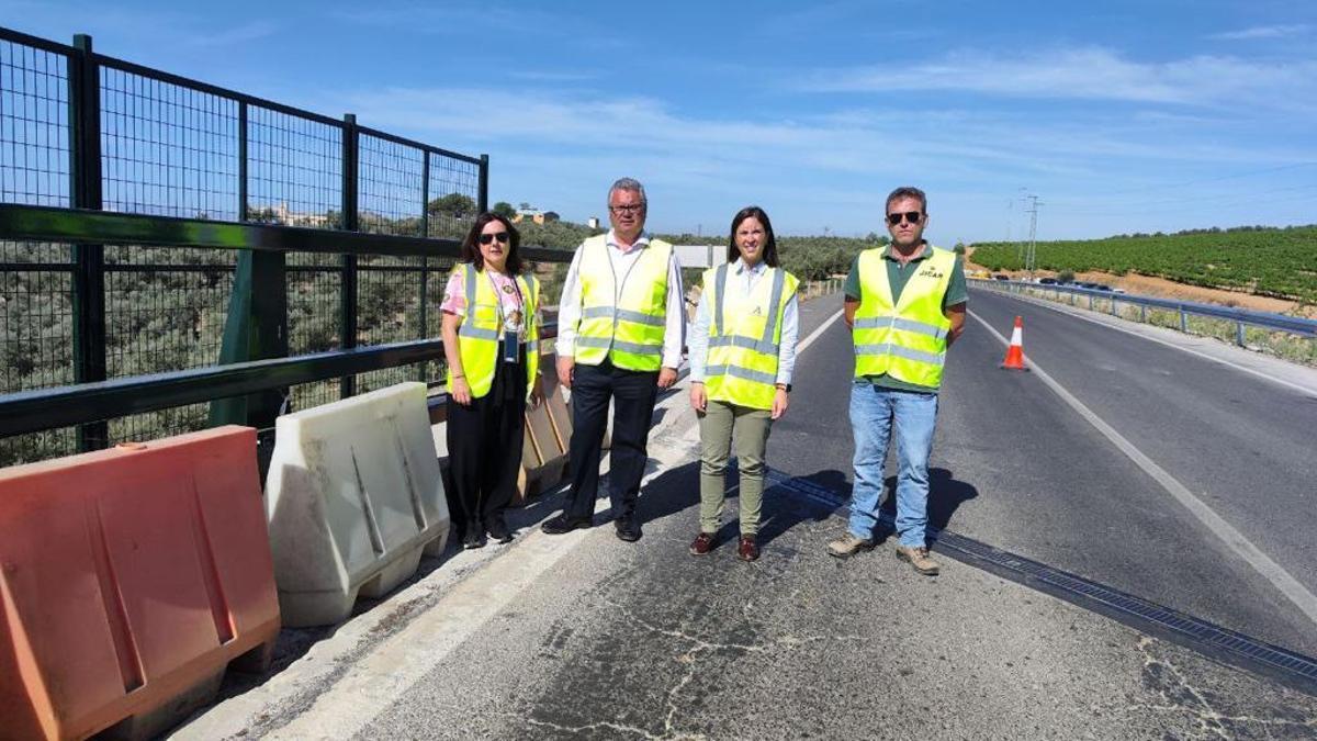 Autoridades y técnicos durante la visita a la obra.