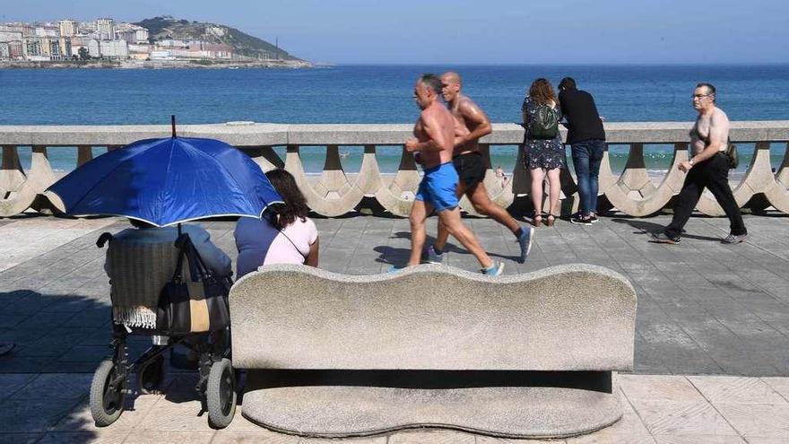 Varias personas, ayer, en el paseo marítimo de A Coruña.