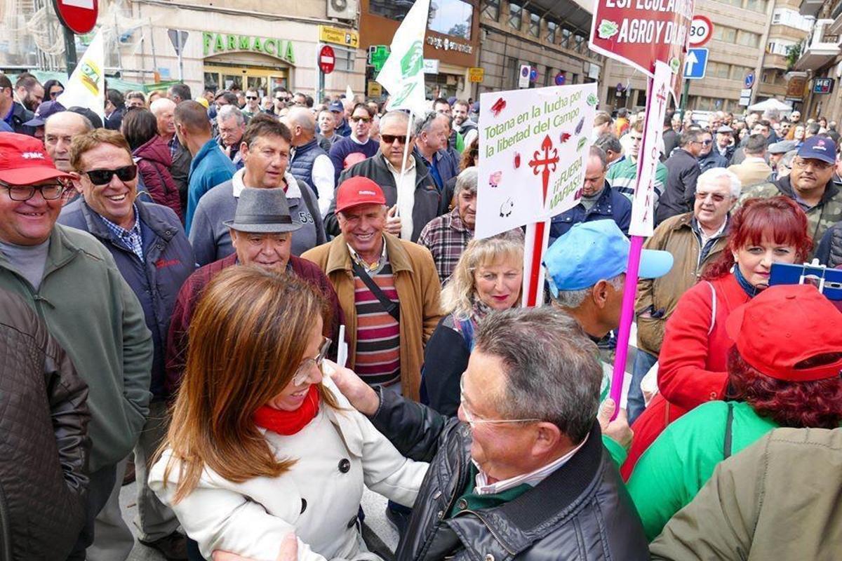 Los agricultores abuchean a Castejón por asistir a la manifestación