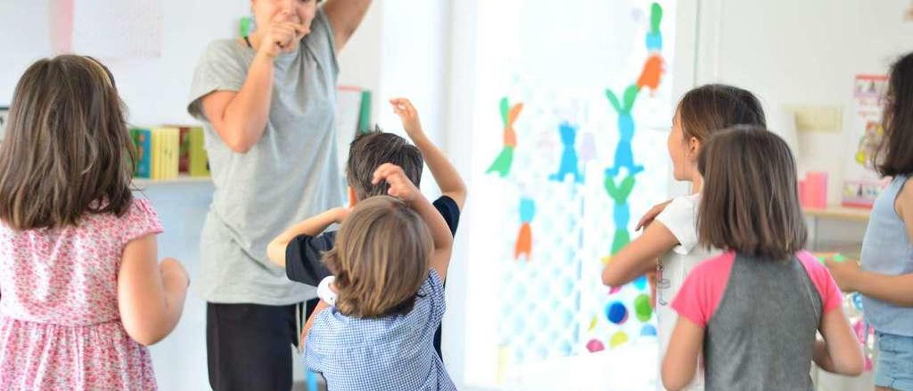 Una monitora de AZ Lengua de Signos realiza una actividad con escolares.