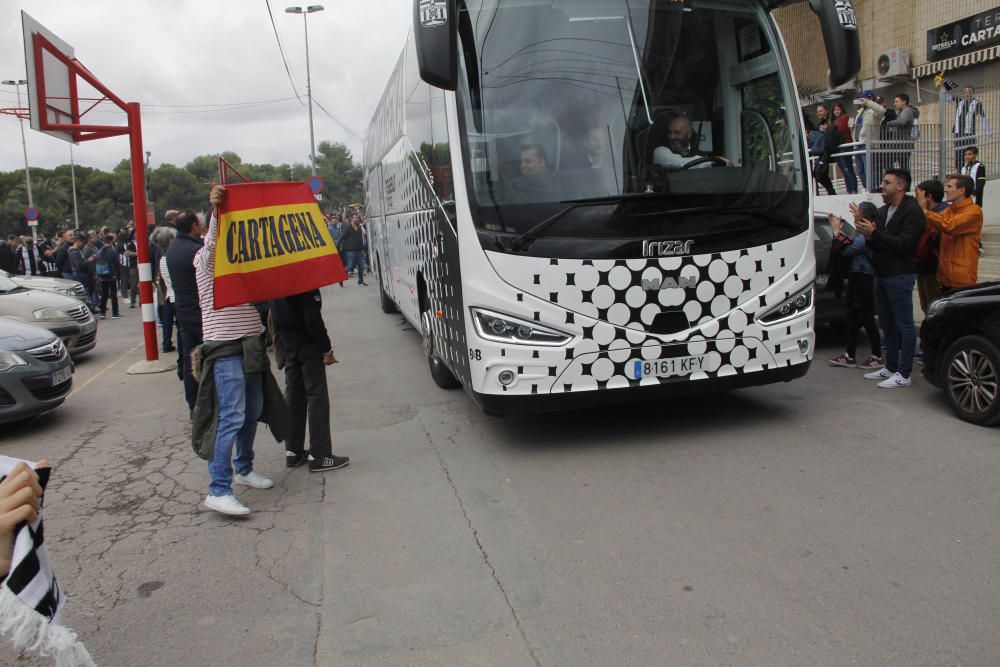 Salida del FC Cartagena desde el Cartagonova para el partido contra el Real Murcia