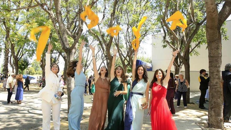 Alumnas de la cuarta promoción de Medicina de la UCAM tras el acto de graduación