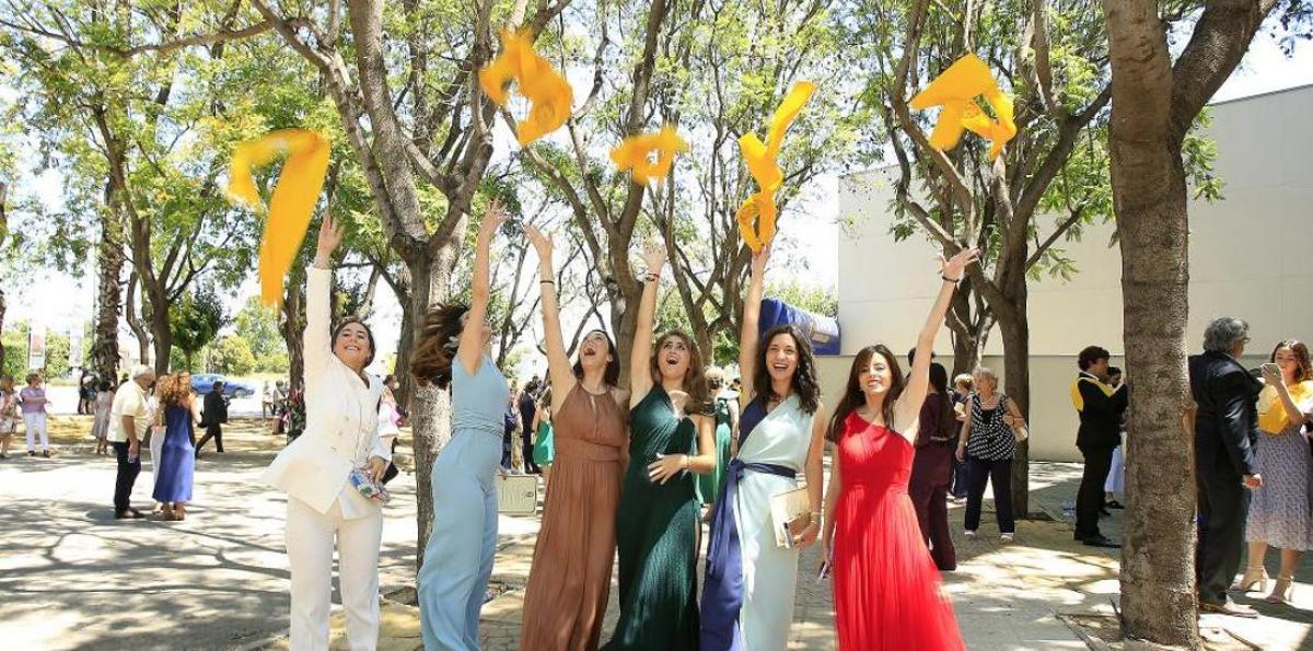 Alumnas de la cuarta promoción de Medicina de la UCAM tras el acto de graduación