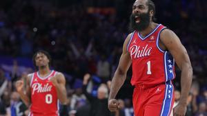 James Harden libera tensión tras una canasta en el cuarto partido de la semifinal