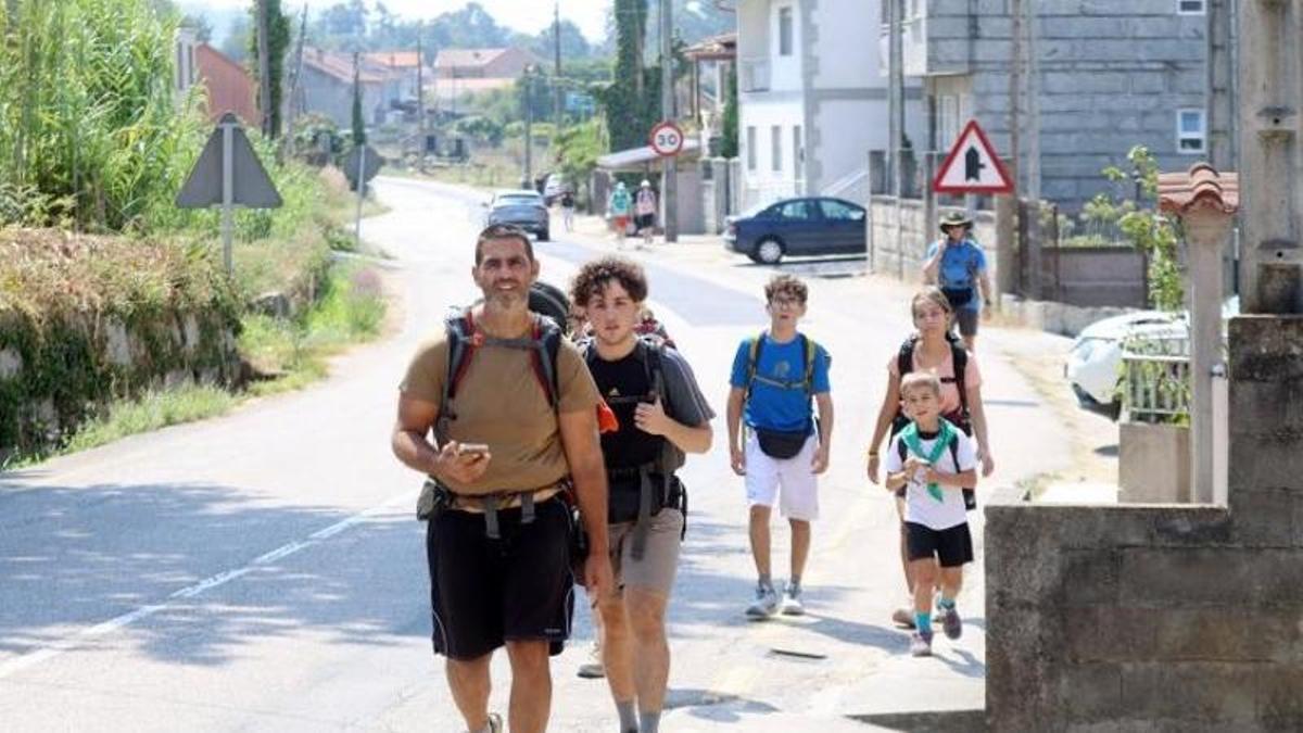 Peregrinos del Camiño Portugués en una carretera