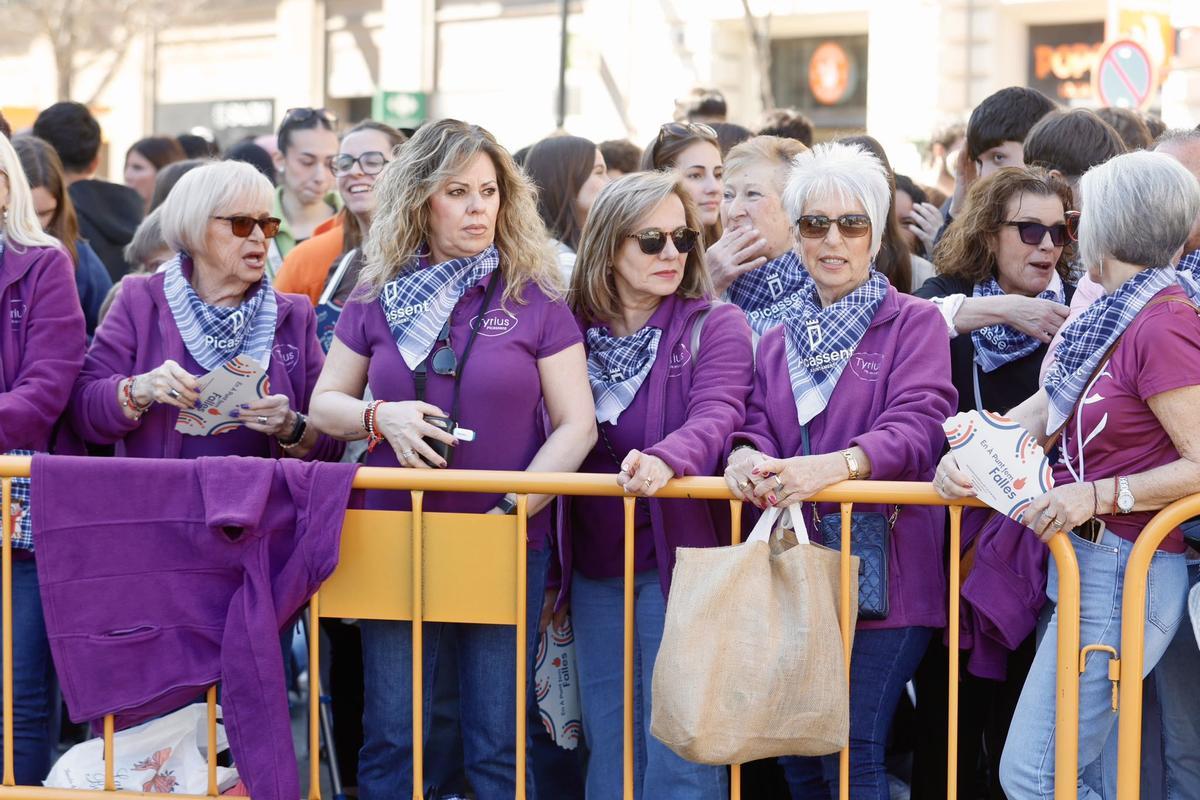 La plaza del Ayuntamiento, a reventar para la mascletà del viernes 13 de marzo: el sol dispara el ambiente fallero