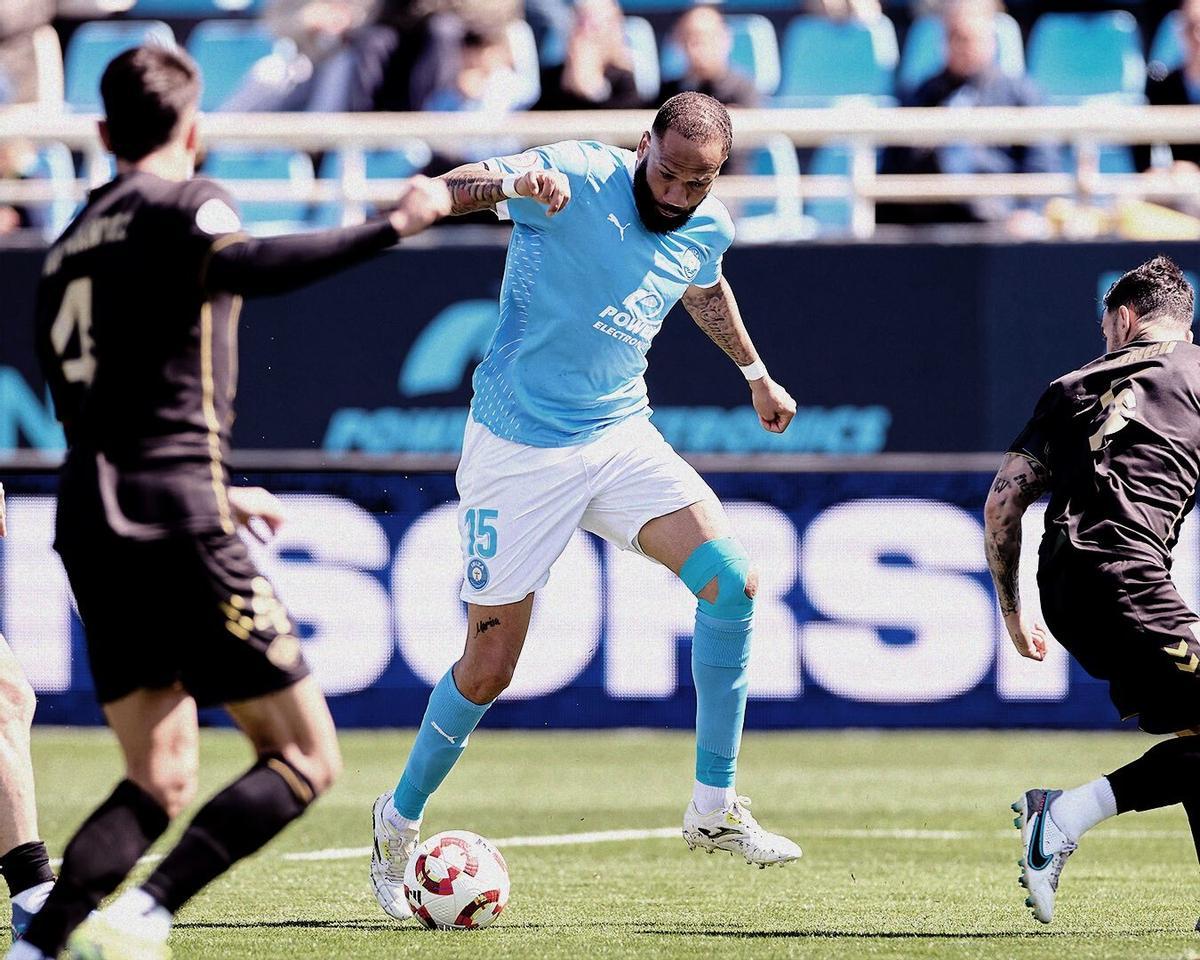 Bebé encara a Nacho González y a Pol Llonch durante el partido.