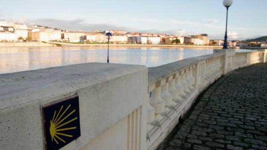 Señalización del Camino Inglés en el paseo de O Burgo.