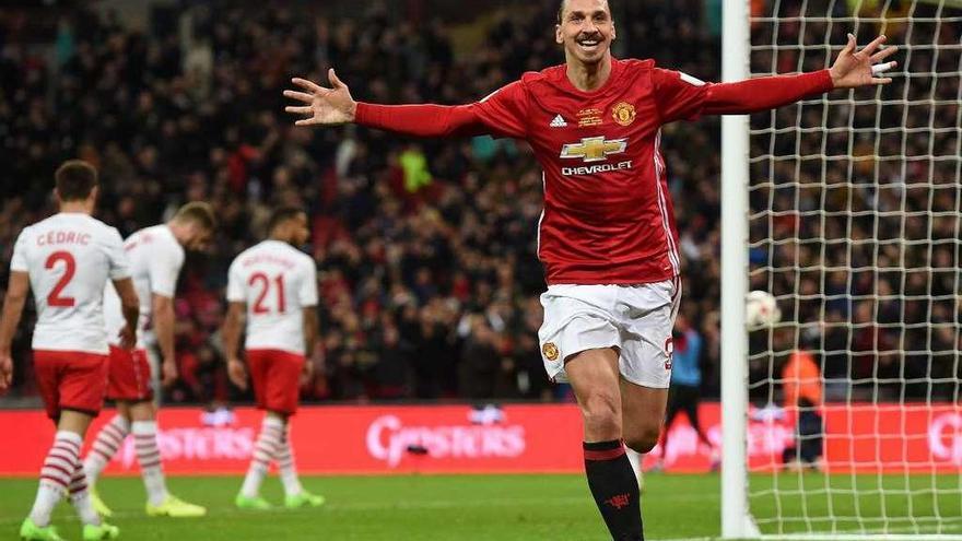 Ibrahimovic, tras marcar el tercer tanto del equipo de Manchester. // Reuters