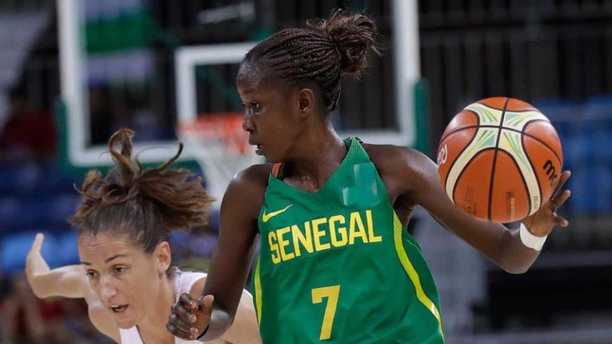 Laia Palau intenta parar un ataque de Fatou Dieng.