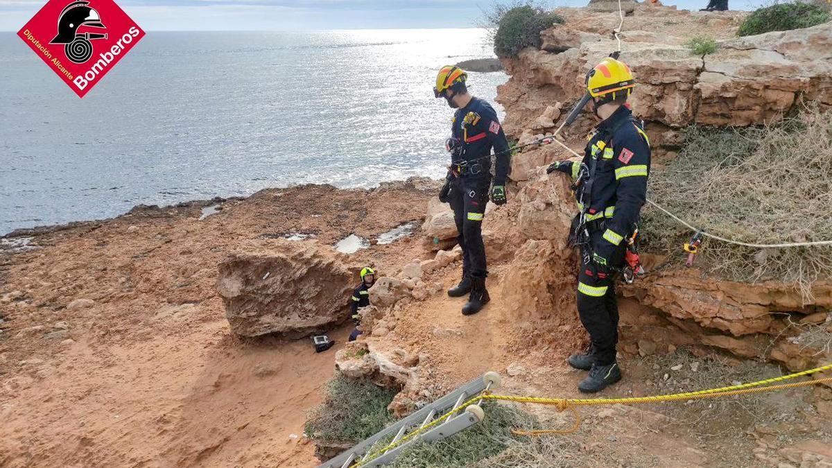 Rescatan a un hombre tras caer de siete metros de altura en una cala de ...