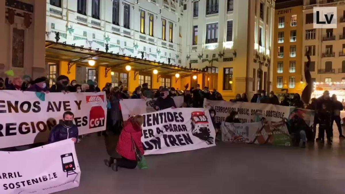 Decenas de personas exigen en la Estación del Norte un servicio de cercanías digno y el restablecimiento de la línea Utiel-Cuenca