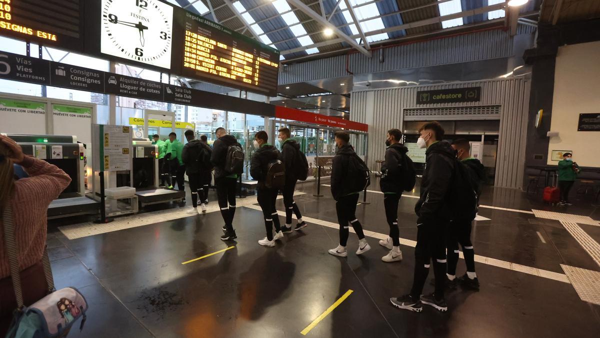 Los jugadores del Elche en la estación de tren de Alicante para coger el AVE