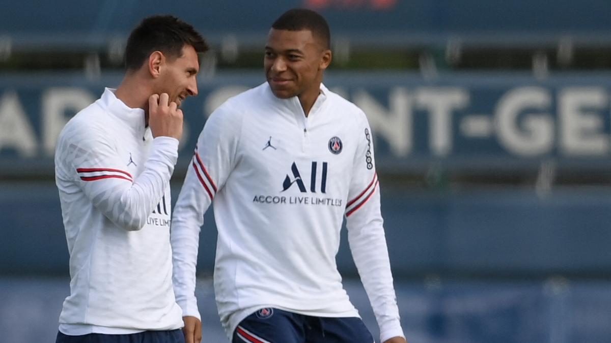 Messi y Mbappé, del París Saint-Germain, hablan durante un entrenamiento