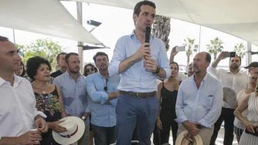 Pablo Casado durante un acto en Alicante. Justo a su lado derecho, el oriolano Emilio Bascuñana.