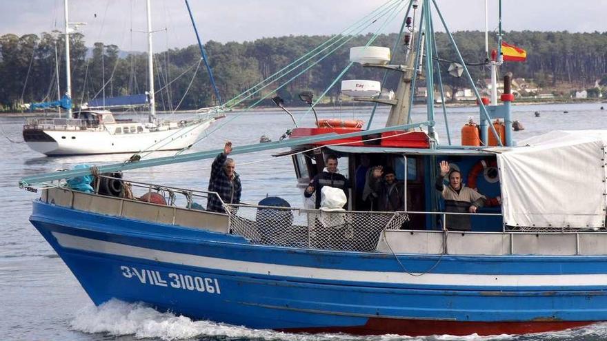 Salida de un barco de O Grove hacia el Cantábrico, en una campaña anterior. // Muñiz