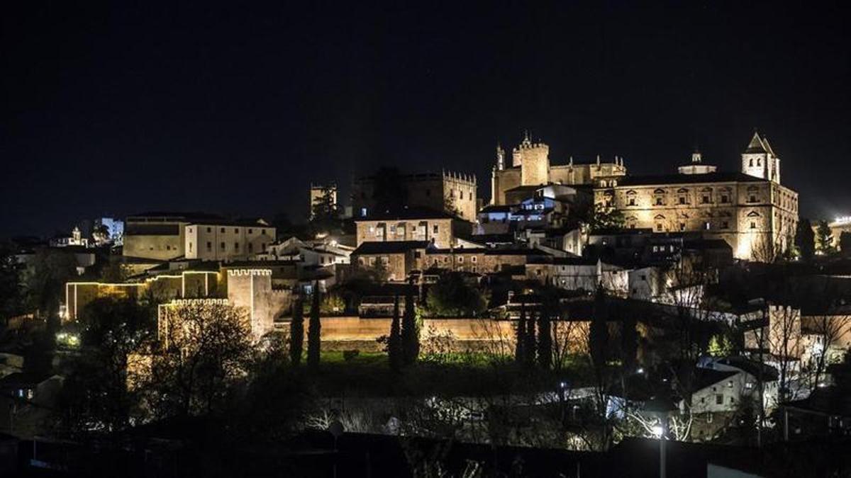 Vista de Cáceres de noche.