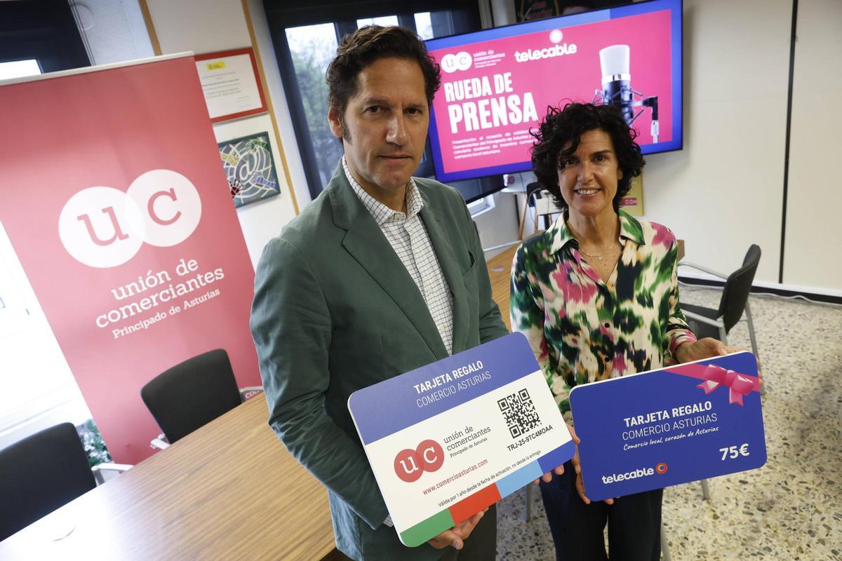 Juan Acuña y Sara Menéndez, en la presentación del acuerdo de colaboración.