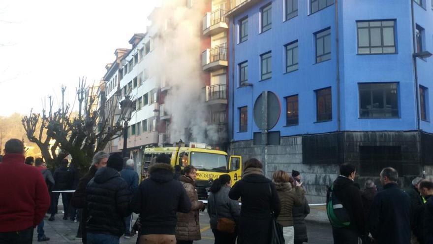 Cuatro heridos en un incendio en un edificio en Sotrondio