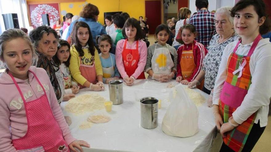 En las dos fotos de la izquierda, alumnos y mayores de la residencia polesa, haciendo bollos preñaos, como en la imagen de la derecha. A la izquierda, los pequeños del Peña Careses, por la calle, disfrazados de cangrejos.