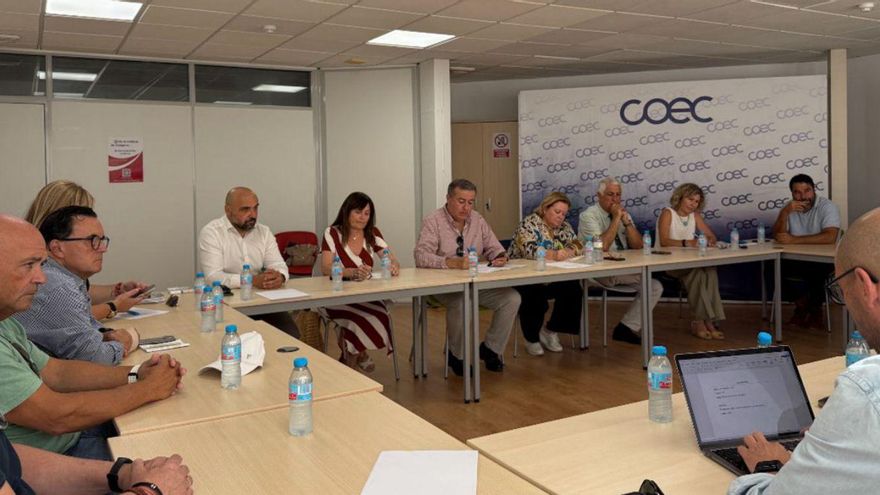 La Comisión de Turismo y Mar Menor se reunió ayer en la sede de la COEC.