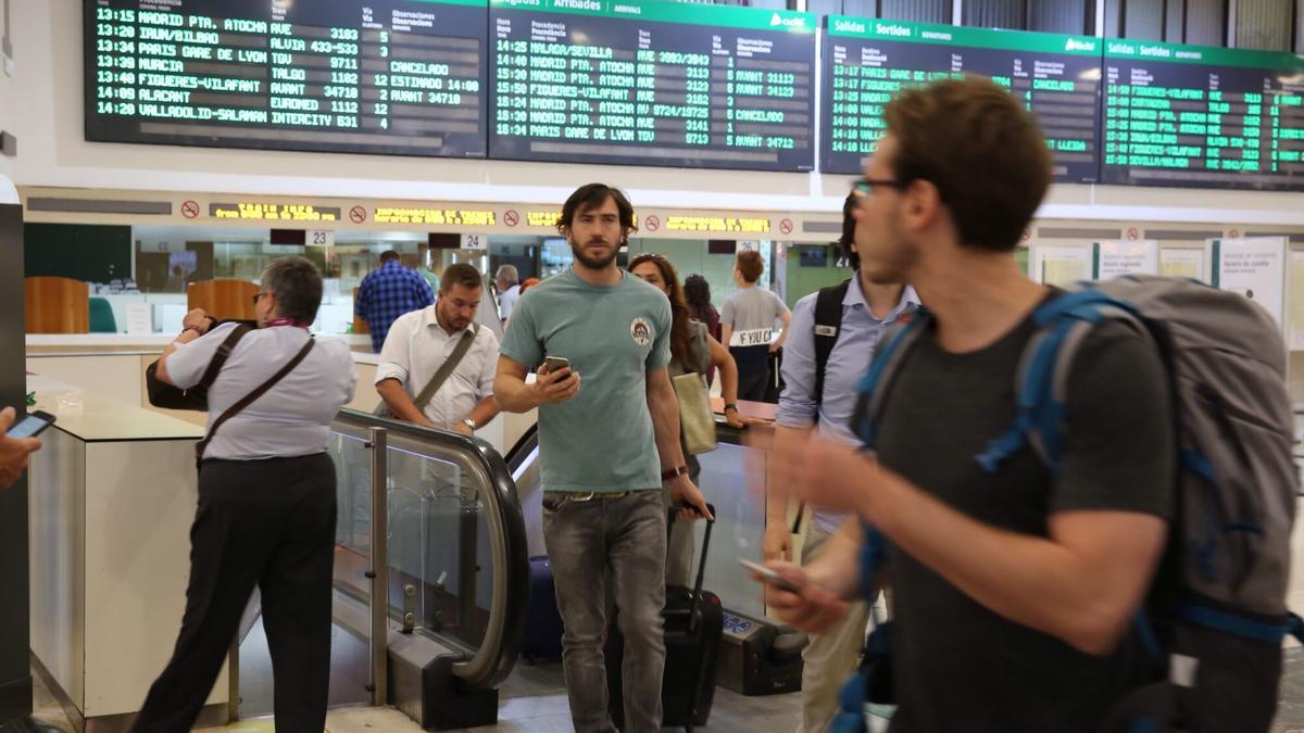 Un usuario de Renfe mira los paneles con los horarios.