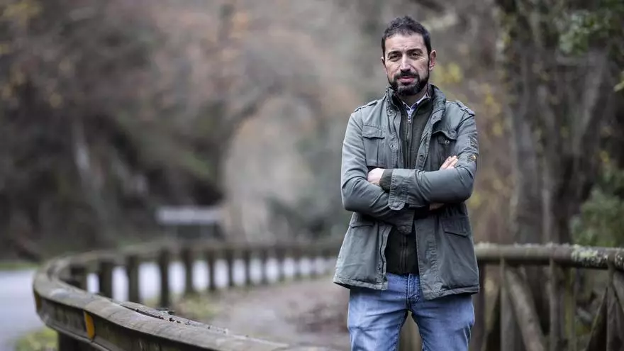 Roberto recorre el concejo donde parece que no llega la Senda del Oso