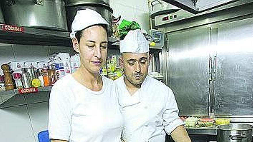 Marián Quirós y José Ángel Abarrio, preparando bonito, ayer.