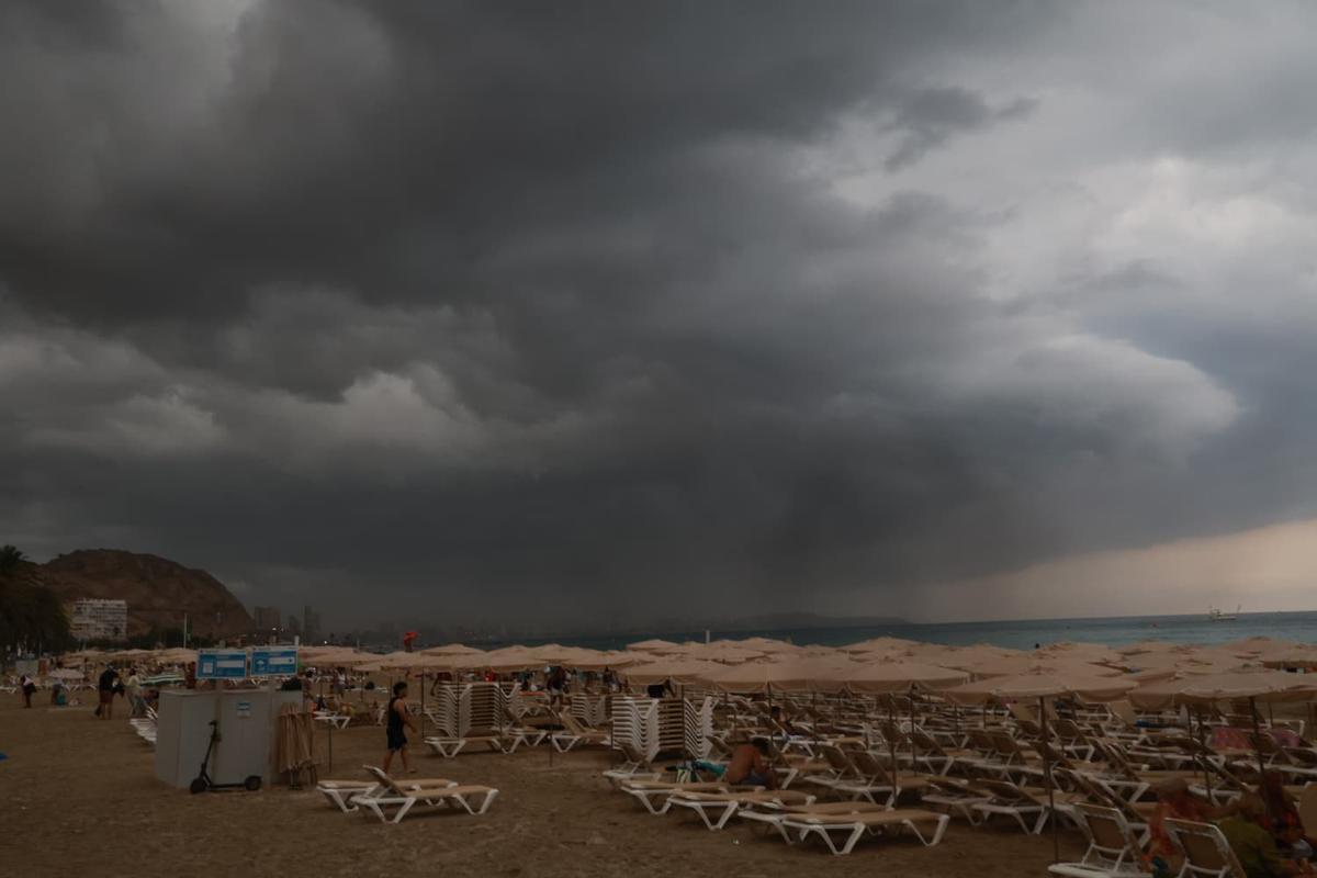 Así ha llegado la tormenta a la playa del Postiguet de Alicante