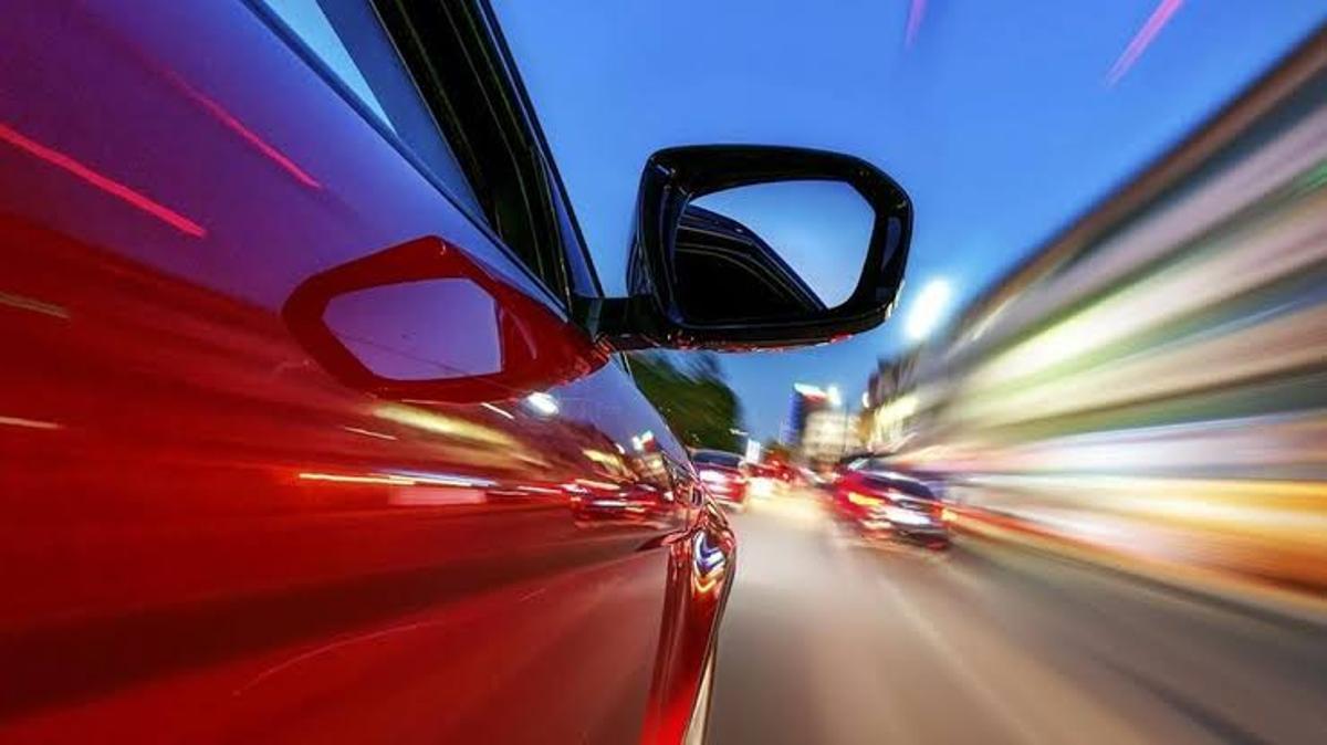 Coche superando la velocidad permitida