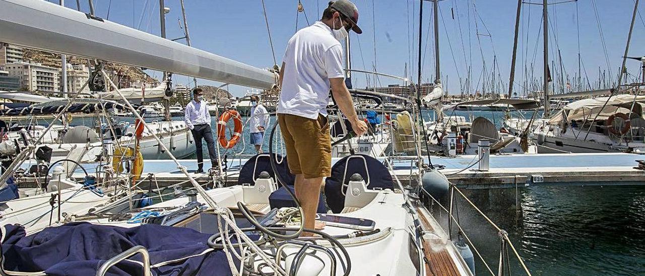 Preparativos de una embarcación de alquiler en el Club de Regatas de Alicante.