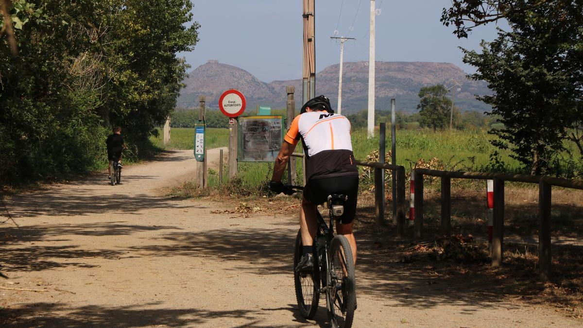 Dos ciclistes al camí de sauló que està previst que talli el vial nord