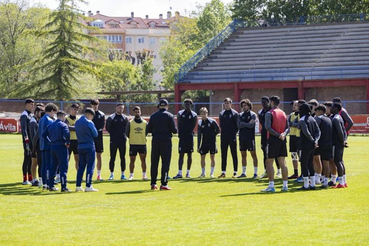 Víctor Valdés giving a technical talk to the template