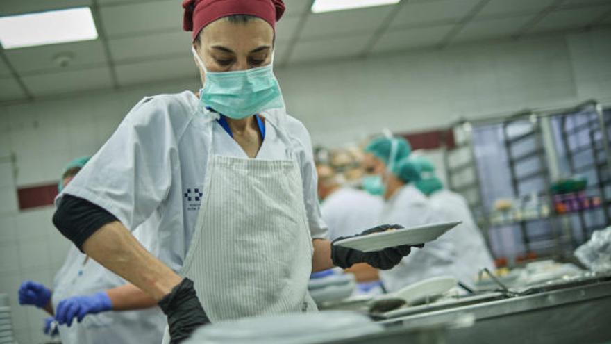 Personal de cocina del Hospital de La Candelaria en un servicio de comidas durante el estado de alarma.