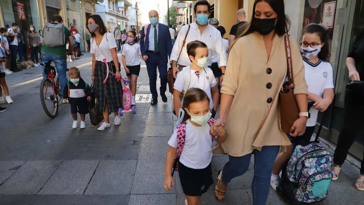 Padres llevando a sus hijos al colegio, ahora tienen la oportunidad de participar en los consejos escolares.