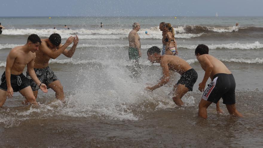 Asturias ya supera los 40 grados: éxodo a las playas, atascos en Villaviciosa y refrésquese quien pueda