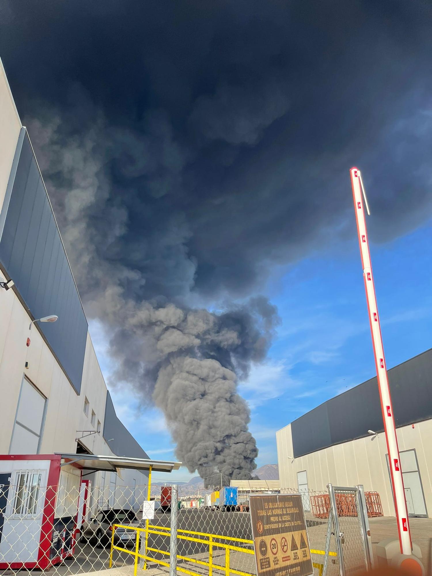 Incendio en la empresa de neumáticos Insa Turbo de Aspe