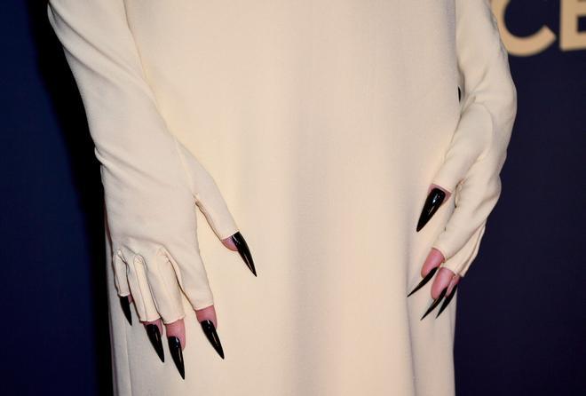 La manicura de Emma Corrin para los Premios Emmy 2021