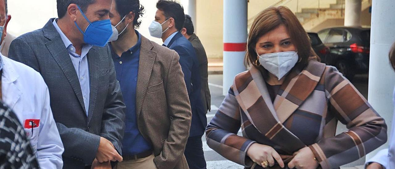 Carlos Mazón e Isabel Bonig, ayer en el Hospital de Torrevieja.