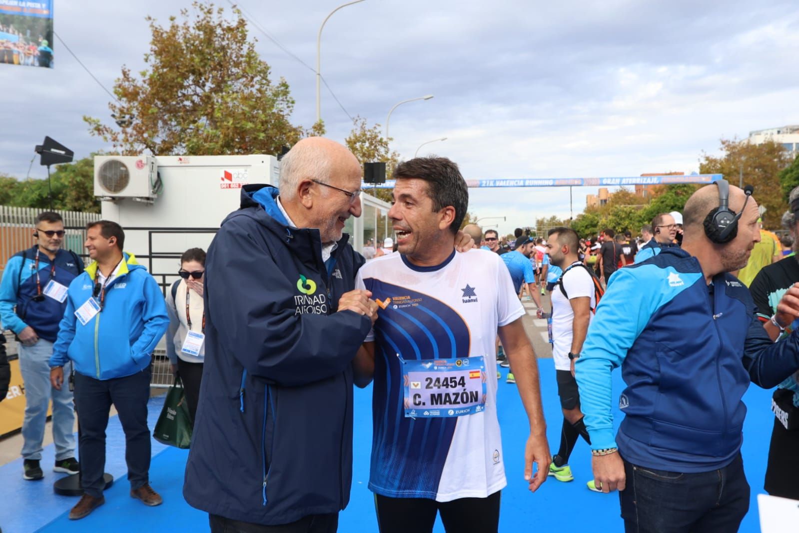 Carlos Mazón participa en la media maratón de València