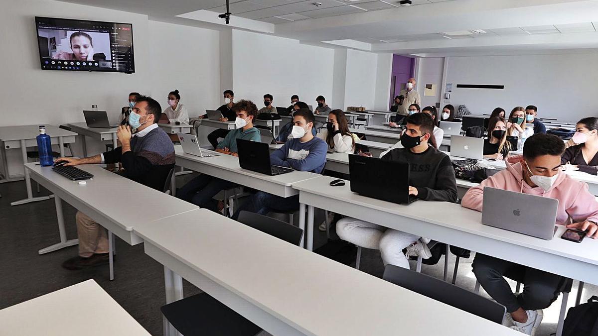 Una clase reciente en la actual sede del CEU en el histórico edificio de Carmelitas. | ANTONIO AMORÓS