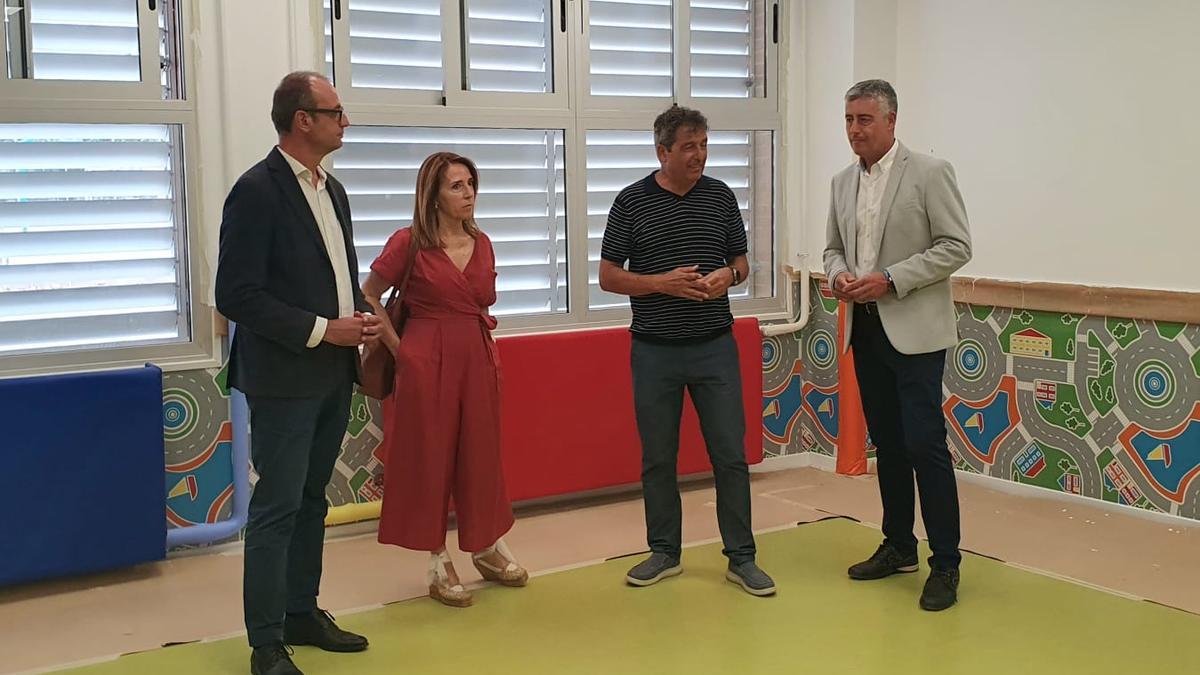 El consejero de Educación, Víctor Marín, visita las obras del aula de dos años en el CEIP Juan de la Cierva, de Casillas (Murcia).